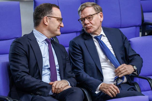 Bundestag Jens Spahn (CDU) und Johann Wadephul (CDU), Bundesaussenminister im Deutschen Bundestag am 21.05.26 in Berlin. Berlin Berlin Deutschland Bundestag *** Bundestag Jens Spahn CDU and Johann Wadephul CDU , Federal Minister for Foreign Affairs in the German Bundestag on 21 05 26 in Berlin Berlin Berlin Germany Bundestag