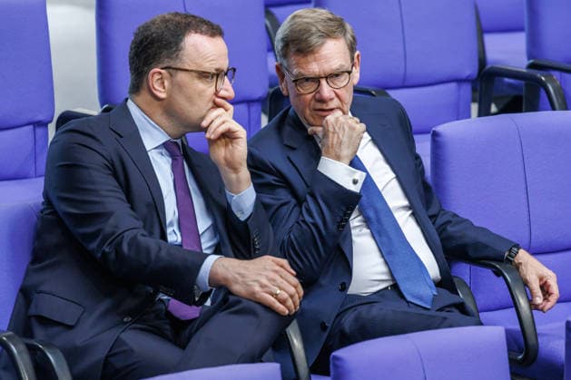 Bundestag Jens Spahn (CDU) und Johann Wadephul (CDU), Bundesaussenminister im Deutschen Bundestag am 21.05.26 in Berlin. Berlin Berlin Deutschland Bundestag *** Bundestag Jens Spahn CDU and Johann Wadephul CDU , Federal Minister for Foreign Affairs in the German Bundestag on 21 05 26 in Berlin Berlin Berlin Germany Bundestag