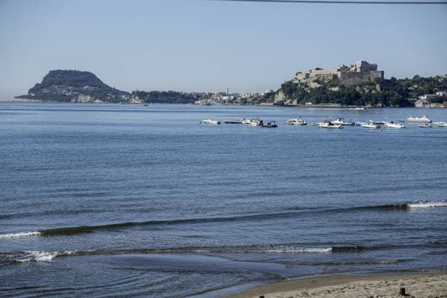 News - Bacoli, earthquake 4.4 Bacoli: following this morning s earthquake at 5.50am, there are no major issues in the town; only in Via Ercole has a cornice fallen from a building. In photo the area where the earthquake struck in the waters off Bacoli Napoli Bacoli Italy Copyright: xAntonioxBalascox xLiveMediax LPN_2462580