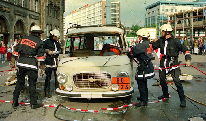 Feuerwehrübung 12.09.1996, Chemnitz, Markt, große Feuerwehrübung auf dem Markt, Feuewehrleute zerlegen u. a. einen Barkas B1000 mit hydraulischer Schere und Spreizer. Chemnitz Sachsen BRD *** Fire drill 12 09 1996, Chemnitz, market, large fire drill on the market, firefighters dismantle a Barkas B1000 with hydraulic shears and spreader Chemnitz Saxony BRD