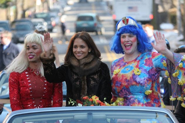 Halle Berry Hasty Pudding Woman of the Year Feb 16, 2006; Cambridge, MA, USA; HALLE BERRY enjoys a parade in her honor through Harvard Square. Berry was at Harvard University to receive the Woman of the Year Award from the Hasty Pudding Theatricals at Harvard University. (L-R) Peter A. Dodd, Cast Vice-President of the Theatricals, 2006, Halle Berry, and John P. Blickstead, President of the Theatricals. Mandatory Credit: Photo by Bethany Versoy ZUMA Press. ( ) Copyright 2006 by Bethany Versoy Cambridge MA USA Copyright: xBethanyxVersoyx
