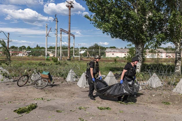 Aftermath of Russian airstrike in Kramatorsk and Druzhkivka DRUZHKIVKA, UKRAINE - MAY 21: Police officers pick up the body of a civilian killed in a Russian airstrike in Druzhkivka, Ukraine, 21 May 2026 Diego Herrera Carcedo Anadolu Druzhkivka Ukraine. Editorial use only. Please get in touch for any other usage.  Copyright: x2026xAnadoluxDiegoxHerreraxCarcedox