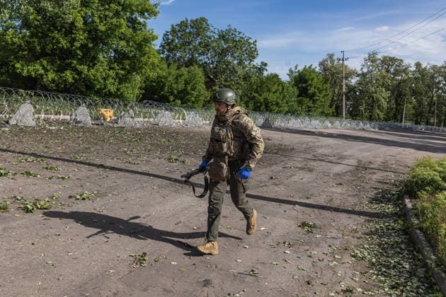 Aftermath of Russian airstrike in Kramatorsk and Druzhkivka DRUZHKIVKA, UKRAINE - MAY 21: A police officer runs after hearing a drone during the evacuation of the body of a civilian killed in a Russian airstrike in Druzhkivka, Ukraine, 21 May 2026 Diego Herrera Carcedo Anadolu Druzhkivka Ukraine. Editorial use only. Please get in touch for any other usage.  Copyright: x2026xAnadoluxDiegoxHerreraxCarcedox