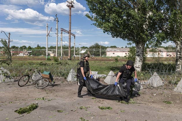 Aftermath of Russian airstrike in Kramatorsk and Druzhkivka DRUZHKIVKA, UKRAINE - MAY 21: Police officers pick up the body of a civilian killed in a Russian airstrike in Druzhkivka, Ukraine, May 21, 2026. Diego Herrera Carcedo Anadolu Druzhkivka Ukraine. Editorial use only. Please get in touch for any other usage.  Copyright: x2026xAnadoluxDiegoxHerreraxCarcedox