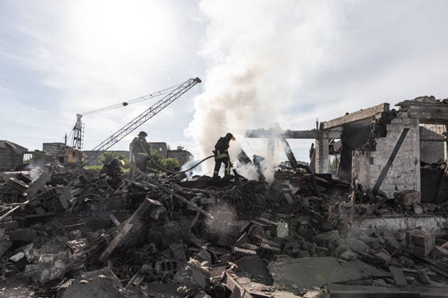 Aftermath of Russian airstrike in Kramatorsk and Druzhkivka KRAMATORSK, UKRAINE - MAY 21: Firefighters extinguish a fire following a Russian airstrike on the city of Kramatorsk, Ukraine, 21 May 2026 Diego Herrera Carcedo Anadolu Druzhkivka Ukraine. Editorial use only. Please get in touch for any other usage.  Copyright: x2026xAnadoluxDiegoxHerreraxCarcedox