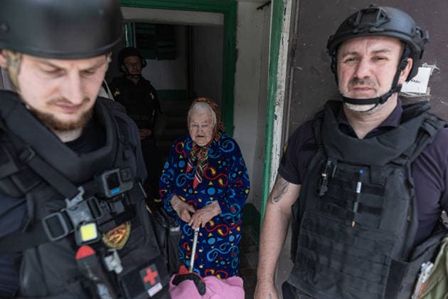 Aftermath of Russian airstrike in Kramatorsk and Druzhkivka DRUZHKIVKA, UKRAINE - MAY 21: Ukrainian emergency services evacuate a woman following ongoing Russian attacks in Druzhkivka, Ukraine, 21 May 2026 Diego Herrera Carcedo Anadolu Druzhkivka Ukraine. Editorial use only. Please get in touch for any other usage.  Copyright: x2026xAnadoluxDiegoxHerreraxCarcedox