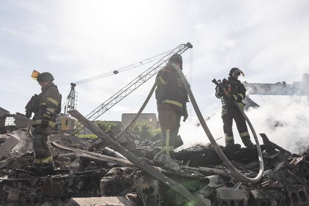Aftermath of Russian airstrike in Ukraine KRAMATORSK, UKRAINE - MAY 21: Firefighters extinguish a fire following a Russian airstrike on the city of Kramatorsk, Ukraine, 21 May 2026 Diego Herrera Carcedo Anadolu Kramatorsk Ukraine. Editorial use only. Please get in touch for any other usage.  Copyright: x2026xAnadoluxDiegoxHerreraxCarcedox