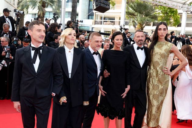 Thomas Jolly, Jehnny Beth, André Fischer, Anna Mouglalis, guest, Raya Martigny Montée des marches du film La bola negra lors du 79ème Festival International du Film de Cannes, le 21 mai 2026 Jacovides Moreau Bestimage Red carpet for La bola negra at the 79th Cannes International Film Festival on May 21, 2026 Cannes France  Copyright: xJACOVIDES-MOREAUx xBESTIMAGExJACOVIDES-MOREAUx xBESTIMAGEx