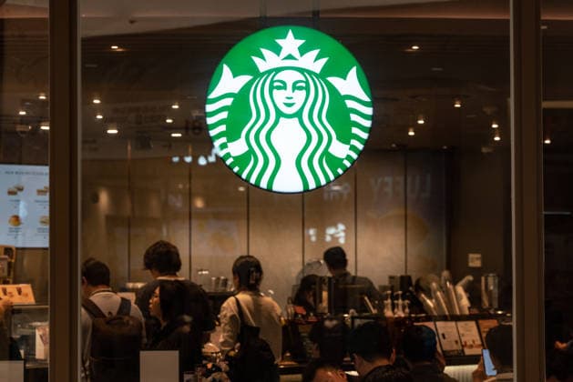 Starbucks schließt in Südkorea temporär alle Filialen, Archivbilder Delivery Platform Union To Boycott Starbucks In South Korea. A Starbucks logo is seen in Seoul, South Korea, on May 21, 2026. The Delivery Platform Union announces a boycott of Starbucks following a controversial Tank Day campaign. Starbucks Korea launched the campaign on the anniversary of South Korea s May 18 pro-democracy uprising, which resulted in the deaths of hundreds of citizens. The campaign has led to widespread backlash on social media and calls for a boycott of Starbucks Korea. Seoul Seoul South Korea  Copyright: xKichulxShinx originalFilename: shin-delivery260521_npHZs.jpg