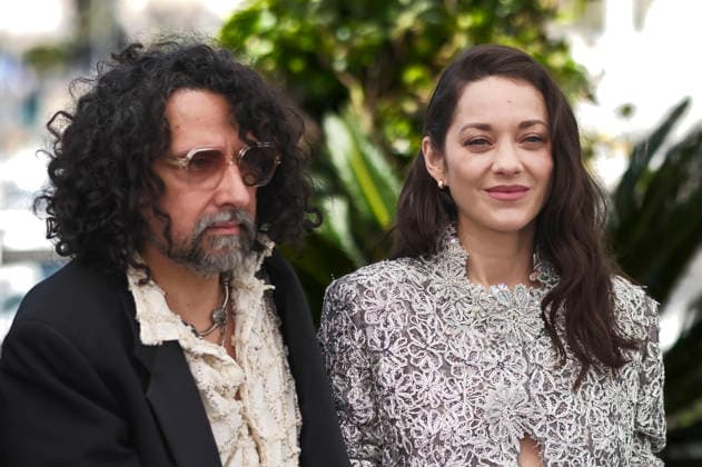 Bertrand Mandico und Marion Cotillard beim Photocall zum Kinofilm Roma Elastica auf dem Festival de Cannes 2026 79. Internationale Filmfestspiele von Cannes am Palais des Festivals. Cannes, 21.05.2026 *** Bertrand Mandico and Marion Cotillard at the photocall for the feature film Roma Elastica at the Festival de Cannes 2026 79 Cannes International Film Festival at the Palais des Festivals Cannes, 21 05 2026 Foto:xJ.xEdwardsx xFuturexImagex elastica_6401
