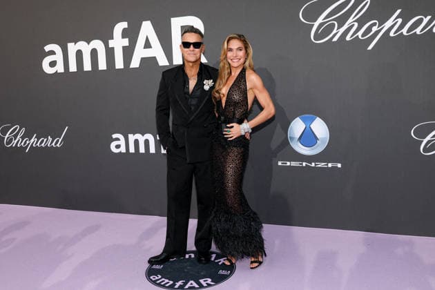 Robbie Williams et sa femme Ayda Field Photocall of the gala amfAR 2026 by Chopard à lHôtel du Cap Eden Roc à Antibes, lors du 79ème Festival International du Film de Cannes Le 21 mai 2026 Jacovides Moreau Bestimage Photocall of the gala amfAR 2026 by Chopard during the 79th Cannes International Film Festival On May 21, 2026 in Cannes, France Cap d Antibes France  Copyright: xJACOVIDES-MOREAUx xBESTIMAGExJACOVIDES-MOREAUx xBESTIMAGEx
