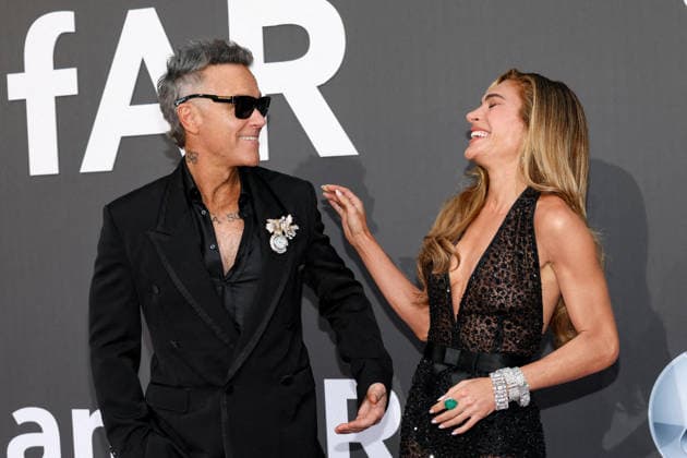 Robbie Williams et sa femme Ayda Field Photocall of the gala amfAR 2026 by Chopard à lHôtel du Cap Eden Roc à Antibes, lors du 79ème Festival International du Film de Cannes Le 21 mai 2026 Jacovides Moreau Bestimage Photocall of the gala amfAR 2026 by Chopard during the 79th Cannes International Film Festival On May 21, 2026 in Cannes, France Cap d Antibes France  Copyright: xJACOVIDES-MOREAUx xBESTIMAGExJACOVIDES-MOREAUx xBESTIMAGEx