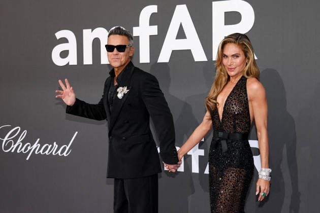 Robbie Williams et sa femme Ayda Field Photocall of the gala amfAR 2026 by Chopard à lHôtel du Cap Eden Roc à Antibes, lors du 79ème Festival International du Film de Cannes Le 21 mai 2026 Jacovides Moreau Bestimage Photocall of the gala amfAR 2026 by Chopard during the 79th Cannes International Film Festival On May 21, 2026 in Cannes, France Cap d Antibes France  Copyright: xJACOVIDES-MOREAUx xBESTIMAGExJACOVIDES-MOREAUx xBESTIMAGEx