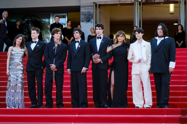 Lola Duenas, Miguel Bernardeau, Guitarricadelafuente, Javier Ambrossi, Javier Calvo, Penelope Cruz, Milo Quifes und Carlos Gonzalez bei der Premiere des Kinofilms La bola negra The Black Ball auf dem Festival de Cannes 2026 79. Internationale Filmfestspiele von Cannes im Palais des Festivals. Cannes, 21.05.2026 *** Lola Duenas, Miguel Bernardeau, Guitarricadelafuente, Javier Ambrossi, Javier Calvo, Penelope Cruz, Milo Quifes and Carlos Gonzalez at the premiere of the feature film La bola negra The Black Ball at the Festival de Cannes 2026 79 Cannes International Film Festival at the Palais des Festivals Cannes, 21 05 2026 Foto:xJ.xEdwardsx xFuturexImagex bola_6551
