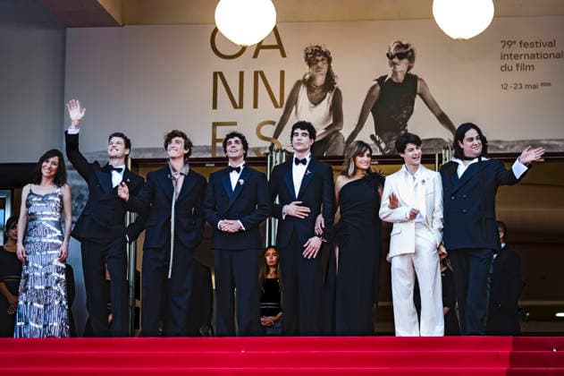 Lola Duenas, Miguel Bernardeau, Guitarricadelafuente, Javier Ambrossi, Javier Calvo, Penelope Cruz, Milo Quifes und Carlos Gonzalez bei der Premiere des Kinofilms La bola negra The Black Ball auf dem Festival de Cannes 2026 79. Internationale Filmfestspiele von Cannes im Palais des Festivals. Cannes, 21.05.2026 *** Lola Duenas, Miguel Bernardeau, Guitarricadelafuente, Javier Ambrossi, Javier Calvo, Penelope Cruz, Milo Quifes and Carlos Gonzalez at the premiere of the feature film La bola negra The Black Ball at the Festival de Cannes 2026 79 Cannes International Film Festival at the Palais des Festivals Cannes, 21 05 2026 Foto:xJ.xEdwardsx xFuturexImagex bola_6552