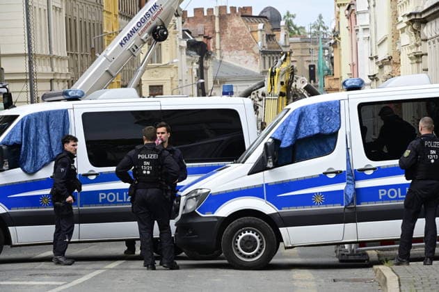 Blick auf die Polizeiabsperrung. Aufnahme aus der James-von-Moltke-Strasse in Görlitz. Hier kam es am frühen Abend des 18.5.2026 zu einem Einsturz eines bewohnten Hauses.. Rund zwei Tage nach dem Hauseinsturz in der ostdeutschen Stadt ist in den Trümmern die Leiche einer Frau gefunden worden. Görlitz, 21.05.2026 *** View of the police cordon Photo taken from James von Moltke Strasse in Görlitz An inhabited house collapsed here in the early evening of 18 5 2026 Around two days after the house collapsed in the east German town, the body of a woman was found in the rubble Görlitz, 21 05 2026 Copyright: xMatthiasxWehnertx