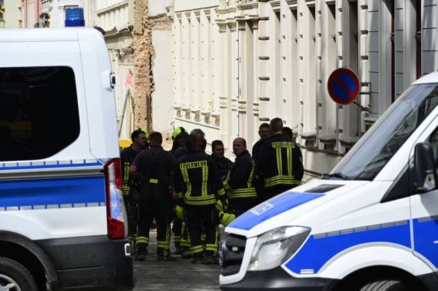 Blick auf die Polizeiabsperrung. Aufnahme aus der James-von-Moltke-Strasse in Görlitz. Hier kam es am frühen Abend des 18.5.2026 zu einem Einsturz eines bewohnten Hauses.. Rund zwei Tage nach dem Hauseinsturz in der ostdeutschen Stadt ist in den Trümmern die Leiche einer Frau gefunden worden. Görlitz, 21.05.2026 *** View of the police cordon Photo taken from James von Moltke Strasse in Görlitz An inhabited house collapsed here in the early evening of 18 5 2026 Around two days after the house collapsed in the east German town, the body of a woman was found in the rubble Görlitz, 21 05 2026 Copyright: xMatthiasxWehnertx