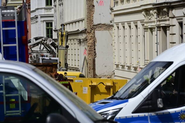 Blick auf die Polizeiabsperrung. Aufnahme aus der James-von-Moltke-Strasse in Görlitz. Hier kam es am frühen Abend des 18.5.2026 zu einem Einsturz eines bewohnten Hauses.. Rund zwei Tage nach dem Hauseinsturz in der ostdeutschen Stadt ist in den Trümmern die Leiche einer Frau gefunden worden. Görlitz, 21.05.2026 *** View of the police cordon Photo taken from James von Moltke Strasse in Görlitz An inhabited house collapsed here in the early evening of 18 5 2026 Around two days after the house collapsed in the east German town, the body of a woman was found in the rubble Görlitz, 21 05 2026 Copyright: xMatthiasxWehnertx