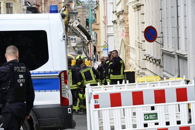 Blick auf die Polizeiabsperrung. Aufnahme aus der James-von-Moltke-Strasse in Görlitz. Hier kam es am frühen Abend des 18.5.2026 zu einem Einsturz eines bewohnten Hauses.. Rund zwei Tage nach dem Hauseinsturz in der ostdeutschen Stadt ist in den Trümmern die Leiche einer Frau gefunden worden. Görlitz, 21.05.2026 *** View of the police cordon Photo taken from James von Moltke Strasse in Görlitz An inhabited house collapsed here in the early evening of 18 5 2026 Around two days after the house collapsed in the east German town, the body of a woman was found in the rubble Görlitz, 21 05 2026 Copyright: xMatthiasxWehnertx