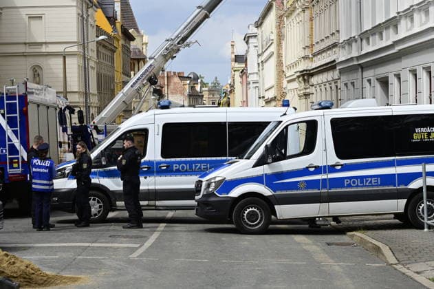 Blick auf die Polizeiabsperrung. Aufnahme aus der James-von-Moltke-Strasse in Görlitz. Hier kam es am frühen Abend des 18.5.2026 zu einem Einsturz eines bewohnten Hauses.. Rund zwei Tage nach dem Hauseinsturz in der ostdeutschen Stadt ist in den Trümmern die Leiche einer Frau gefunden worden. Görlitz, 21.05.2026 *** View of the police cordon Photo taken from James von Moltke Strasse in Görlitz An inhabited house collapsed here in the early evening of 18 5 2026 Around two days after the house collapsed in the east German town, the body of a woman was found in the rubble Görlitz, 21 05 2026 Copyright: xMatthiasxWehnertx