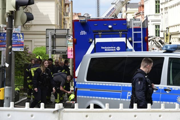 Einsatzkräfte der Feuerwehr reinigen während einer Pause ihre Arbeitsschutzkleidung am Einsatzort. Rund zwei Tage nach dem Hauseinsturz in der ostdeutschen Stadt ist in den Trümmern die Leiche einer Frau gefunden worden. Görlitz, 21.05.2026 *** Firefighters clean their protective clothing at the scene during a break Around two days after the house collapsed in the eastern German city, the body of a woman was found in the rubble Görlitz, 21 05 2026 Copyright: xMatthiasxWehnertx
