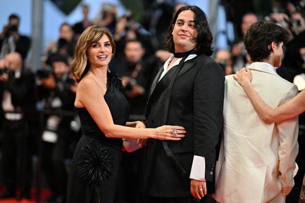 Cannes Exit Screening La Bola Negra JR Penelope Cruz, Carlos Gonzalez attending the exit of the screening of the movie La Bola Negra during the 79th Cannes Film Festival in Cannes, France on May 21, 2026. Photo by Julien Reynaud APS-Medias ABACAPRESS.COM Cannes France  Copyright: xReynaudxJulien APS-Medias ABACAx
