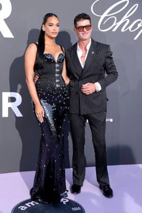 April Love Geary with husband Robin Thicke at the 32 amfAR Gala Cannes as part of the Festival de Cannes 2026 79 Cannes International Film Festival at the HÃ tel du Cap Eden Roc Antibes, 21 05 2026 Foto:xD.xBedrosianx xFuturexImagex amfar_6628