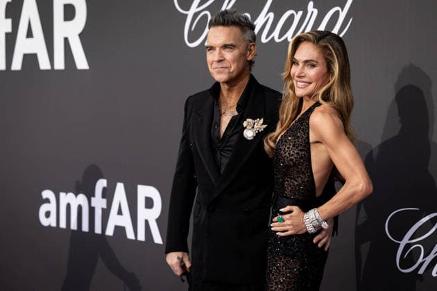 Robbie Williams et sa femme Ayda Field Photocall of the gala amfAR 2026 by Chopard à lHôtel du Cap Eden Roc à Antibes, lors du 79ème Festival International du Film de Cannes Le 21 mai 2026 Jacovides Moreau Bestimage Photocall of the gala amfAR 2026 by Chopard during the 79th Cannes International Film Festival On May 21, 2026 in Cannes, France Cap d Antibes France  Copyright: xJACOVIDES-MOREAUx xBESTIMAGExJACOVIDES-MOREAUx xBESTIMAGEx