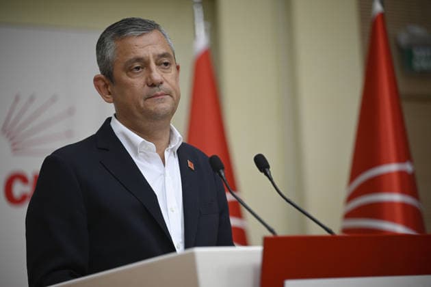 Ozgur Ozel holds press conference at CHP headquarters ANKARA, TURKIYE - MAY 21: Suspended Republican People s Party (CHP) Chairman Ozgur Ozel holds a press conference at the CHP headquarters after being temporarily removed from his position by court order in Ankara, Turkiye, on May 21, 2026. Fatih Kurt Anadolu Ankara Turkey. Editorial use only. Please get in touch for any other usage.  Copyright: x2026xAnadoluxFatihxKurtx