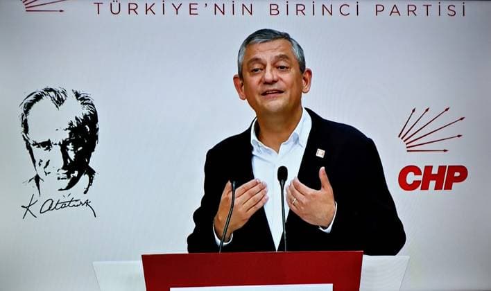 Ozgur Ozel, leader of the main opposition party CHP who was removed from office in Turkey - 21 May 2026 Ozgur Ozel, leader of the Republican People s Party (CHP), is seen speaking at a press conference. A court in Turkey has ruled that the last general congress of the main opposition Republican People s Party (CHP) was declared invalid and Chairman Ozgur Ozel and the party administration were dismissed. With the decision, the leadership of the party was given to the former Chairman, Kemal Kilicdaroglu. CHP Chairman Ozgur Ozel stated at a press conference that they did not recognize the decision and would not leave the headquarters building and called on their supporters to resist. Ankara Turkey Copyright: xMehmetxMasumxSuerx xSOPAxImagesx Ozgr_9S0A4131