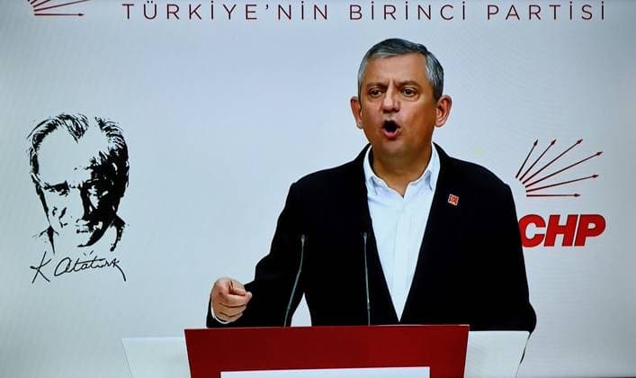 Ozgur Ozel, leader of the main opposition party CHP who was removed from office in Turkey - 21 May 2026 Ozgur Ozel, leader of the Republican People s Party (CHP), is seen speaking at a press conference. A court in Turkey has ruled that the last general congress of the main opposition Republican People s Party (CHP) was declared invalid and Chairman Ozgur Ozel and the party administration were dismissed. With the decision, the leadership of the party was given to the former Chairman, Kemal Kilicdaroglu. CHP Chairman Ozgur Ozel stated at a press conference that they did not recognize the decision and would not leave the headquarters building and called on their supporters to resist. Ankara Turkey Copyright: xMehmetxMasumxSuerx xSOPAxImagesx Ozgr_9S0A4233
