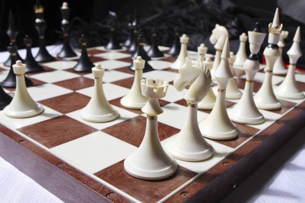 Schachfiguren auf dem Schachtisch Chess figures on chess table Copyright: imageBROKER YekoxPhotoxStudio ibxiqx17686959.jpg ,model released, Symbolfoto ,property released