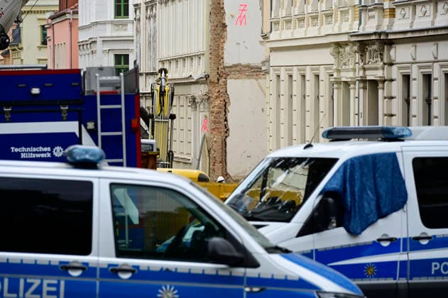 Blick auf die Polizeiabsperrung. Aufnahme aus der James-von-Moltke-Strasse in Görlitz. Hier kam es am frühen Abend des 18.5.2026 zu einem Einsturz eines bewohnten Hauses.. Rund zwei Tage nach dem Hauseinsturz in der ostdeutschen Stadt ist in den Trümmern die Leiche einer Frau gefunden worden. Görlitz, 21.05.2026 *** View of the police cordon Photo taken from James von Moltke Strasse in Görlitz An inhabited house collapsed here in the early evening of 18 5 2026 Around two days after the house collapsed in the east German city, the body of a woman was found in the rubble Görlitz, 21 05 2026 Foto:xM.xWehnertx xFuturexImagex expolsion_6570