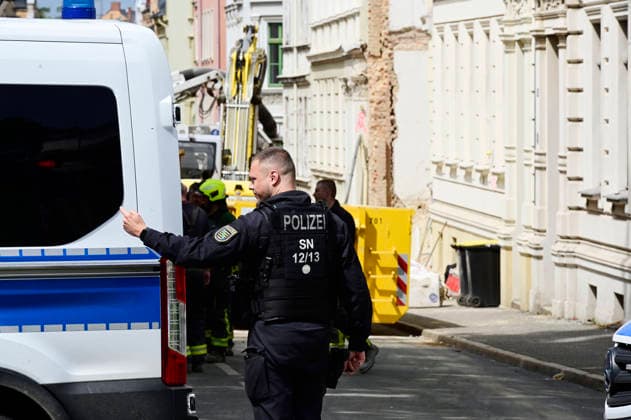 Blick auf die Polizeiabsperrung. Aufnahme aus der James-von-Moltke-Strasse in Görlitz. Hier kam es am frühen Abend des 18.5.2026 zu einem Einsturz eines bewohnten Hauses.. Rund zwei Tage nach dem Hauseinsturz in der ostdeutschen Stadt ist in den Trümmern die Leiche einer Frau gefunden worden. Görlitz, 21.05.2026 *** View of the police cordon Photo taken from James von Moltke Strasse in Görlitz An inhabited house collapsed here in the early evening of 18 5 2026 Around two days after the house collapsed in the east German city, the body of a woman was found in the rubble Görlitz, 21 05 2026 Foto:xM.xWehnertx xFuturexImagex expolsion_6576