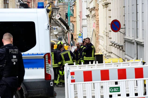 Blick auf die Polizeiabsperrung. Aufnahme aus der James-von-Moltke-Strasse in Görlitz. Hier kam es am frühen Abend des 18.5.2026 zu einem Einsturz eines bewohnten Hauses.. Rund zwei Tage nach dem Hauseinsturz in der ostdeutschen Stadt ist in den Trümmern die Leiche einer Frau gefunden worden. Görlitz, 21.05.2026 *** View of the police cordon Photo taken from James von Moltke Strasse in Görlitz An inhabited house collapsed here in the early evening of 18 5 2026 Around two days after the house collapsed in the east German city, the body of a woman was found in the rubble Görlitz, 21 05 2026 Foto:xM.xWehnertx xFuturexImagex expolsion_6577