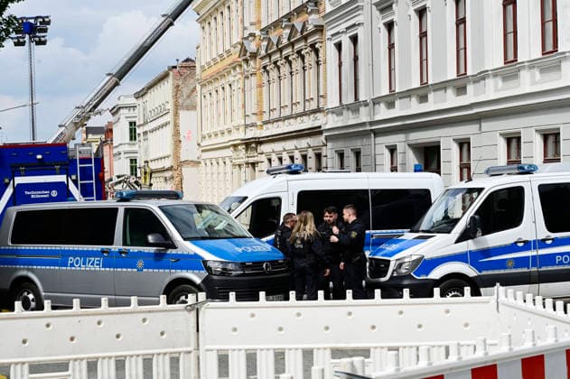 Blick auf die Polizeiabsperrung. Aufnahme aus der James-von-Moltke-Strasse in Görlitz. Hier kam es am frühen Abend des 18.5.2026 zu einem Einsturz eines bewohnten Hauses.. Rund zwei Tage nach dem Hauseinsturz in der ostdeutschen Stadt ist in den Trümmern die Leiche einer Frau gefunden worden. Görlitz, 21.05.2026 *** View of the police cordon Photo taken from James von Moltke Strasse in Görlitz An inhabited house collapsed here in the early evening of 18 5 2026 Around two days after the house collapsed in the east German town, the body of a woman was found in the rubble Görlitz, 21 05 2026 Foto:xM.xWehnertx xFuturexImagex expolsion_6582