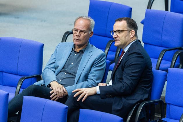 News Bilder des Tages 81. Sitzung des Deutschen Bundestages am 22.05.2026 im Plenarsaal des Reichstagsgebäudes in Berlin Matthias Miersch ( Fraktionsvorsitzender Sozialdemokratische Partei Deutschlands SPD ), links - Jens Spahn ( Fraktionsvorsitzender CDU CSU Fraktion ), rechts *** 81 Session of the German Bundestag on 22 05 2026 in the plenary chamber of the Reichstag building in Berlin Matthias Miersch parliamentary group leader Social Democratic Party of Germany SPD , left Jens Spahn parliamentary group leader CDU CSU parliamentary group , right xJRx