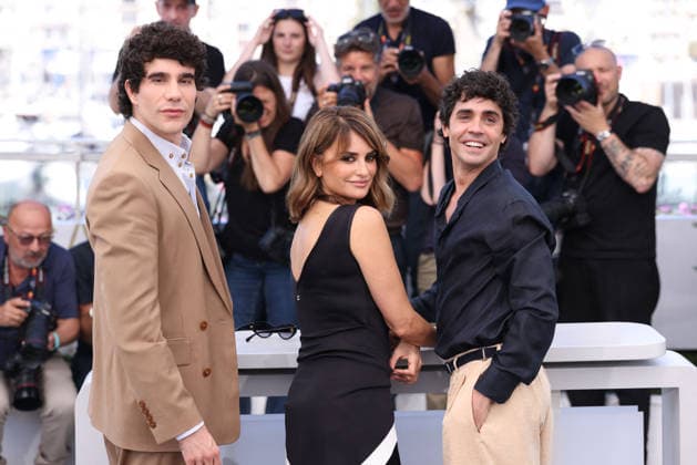 Cannes - La Bola Negra Photocall Javier Calvo, Penelope Cruz and Javier Ambrossi posing during the La Bola Negra photocall at the 79th annual Cannes Film Festival at Palais des Festivals on May 22, 2026 in Cannes, France. Photo by Jerome Domine ABACAPRESS.COM Cannes France  Copyright: xDominexJerome ABACAx