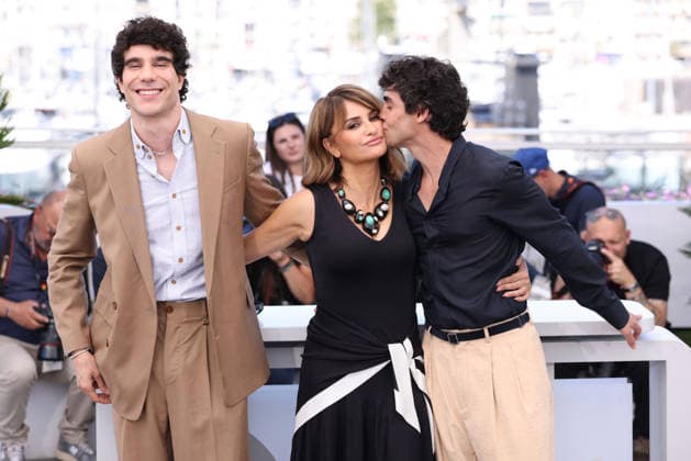 Cannes - La Bola Negra Photocall Javier Calvo, Penelope Cruz and Javier Ambrossi posing during the La Bola Negra photocall at the 79th annual Cannes Film Festival at Palais des Festivals on May 22, 2026 in Cannes, France. Photo by Jerome Domine ABACAPRESS.COM Cannes France  Copyright: xDominexJerome ABACAx