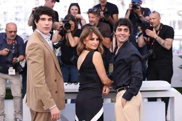 Cannes - La Bola Negra Photocall Javier Calvo, Penelope Cruz and Javier Ambrossi posing during the La Bola Negra photocall at the 79th annual Cannes Film Festival at Palais des Festivals on May 22, 2026 in Cannes, France. Photo by Jerome Domine ABACAPRESS.COM Cannes France  Copyright: xDominexJerome ABACAx