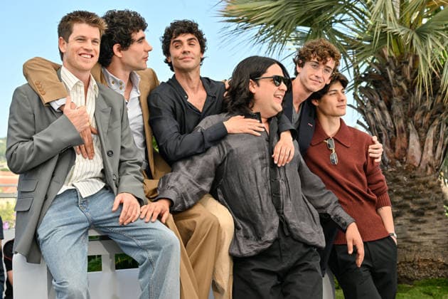 Cannes - La Bola Negra Photocall Miguel Bernardeau, Javier Calvo, Javier Ambrossi, Carlos Gonzalez, Guitarricadelafuente, Milo Quifes attending a photocall for the movie La Bola Negra during the 79th Cannes Film Festival in Cannes, France on May 22, 2026. Photo by Julien Reynaud APS-Medias ABACAPRESS.COM Cannes France  Copyright: xReynaudxJulien APS-Medias ABACAx
