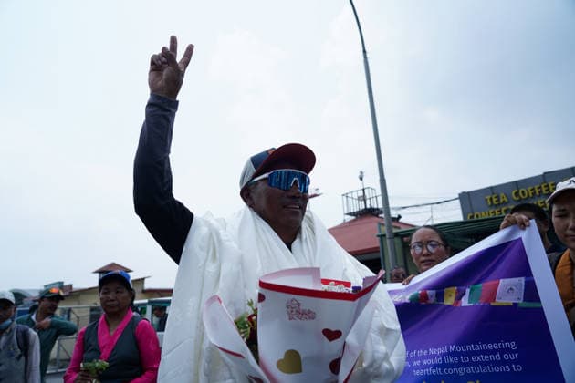 May 22, 2026, Kathmandu, Bagmati, Nepal: Fans and relatives welcome Kami Rita Sherpa, who recently made a world record by climbing Everest for the highest 32 times, in Kathmandu, Nepal on May 22, 2026. Kathmandu Nepal  - ZUMAd164 20260522_zip_d164_005 Copyright: xAryanxDhimalx