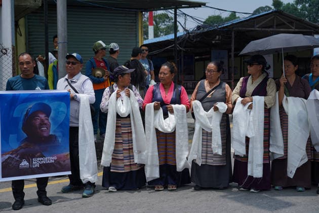 May 22, 2026, Kathmandu, Bagmati, Nepal: Fans and relatives gather at the domestic terminal of the Kathmandu airport to welcome Kami Rita Sherpa, who recently made a world record by climbing Everest for the highest 32 times, Nepal on May 22, 2026. Kathmandu Nepal  - ZUMAd164 20260522_zip_d164_011 Copyright: xAryanxDhimalx
