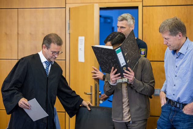Prozess gegen mutmaßlichen Geldautomatensprenger zwei Taten rund 220.000 Euro Beute Angeklagter aus den Niederlanden Am 22.05.2026 begann vor dem Landgericht Darmstadt der Prozess gegen den 23-jährigen Zakaria B., zuletzt wohnhaft in Utrecht in den Niederlanden. Der Angeklagte soll zwischen Februar und November 2024 gemeinsam mit einem unbekannt gebliebenen Mittäter Geldautomaten in Groß-Umstadt und in Fürth im Odenwald gesprengt haben. Bei den beiden Taten sollen insgesamt rund 220.000 Euro erbeutet worden sein. Zakaria B. soll der niederländischen Geldautomatensprengerszene angehört haben. Zusätzlich soll er zweimal entdeckt worden sein, bevor es zur Sprengung weiterer ausgekundschafteter Geldautomaten kam. Darmstadt