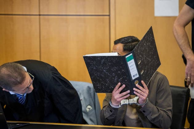 Prozess gegen mutmaßlichen Geldautomatensprenger zwei Taten rund 220.000 Euro Beute Angeklagter aus den Niederlanden Am 22.05.2026 begann vor dem Landgericht Darmstadt der Prozess gegen den 23-jährigen Zakaria B., zuletzt wohnhaft in Utrecht in den Niederlanden. Der Angeklagte soll zwischen Februar und November 2024 gemeinsam mit einem unbekannt gebliebenen Mittäter Geldautomaten in Groß-Umstadt und in Fürth im Odenwald gesprengt haben. Bei den beiden Taten sollen insgesamt rund 220.000 Euro erbeutet worden sein. Zakaria B. soll der niederländischen Geldautomatensprengerszene angehört haben. Zusätzlich soll er zweimal entdeckt worden sein, bevor es zur Sprengung weiterer ausgekundschafteter Geldautomaten kam. Darmstadt