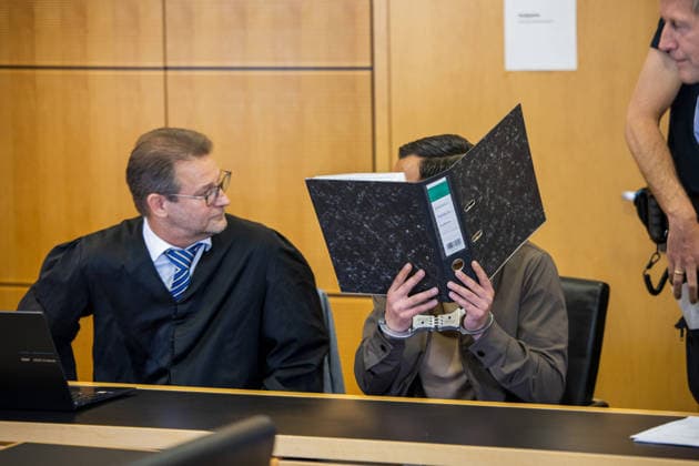 Prozess gegen mutmaßlichen Geldautomatensprenger zwei Taten rund 220.000 Euro Beute Angeklagter aus den Niederlanden Am 22.05.2026 begann vor dem Landgericht Darmstadt der Prozess gegen den 23-jährigen Zakaria B., zuletzt wohnhaft in Utrecht in den Niederlanden. Der Angeklagte soll zwischen Februar und November 2024 gemeinsam mit einem unbekannt gebliebenen Mittäter Geldautomaten in Groß-Umstadt und in Fürth im Odenwald gesprengt haben. Bei den beiden Taten sollen insgesamt rund 220.000 Euro erbeutet worden sein. Zakaria B. soll der niederländischen Geldautomatensprengerszene angehört haben. Zusätzlich soll er zweimal entdeckt worden sein, bevor es zur Sprengung weiterer ausgekundschafteter Geldautomaten kam. Darmstadt