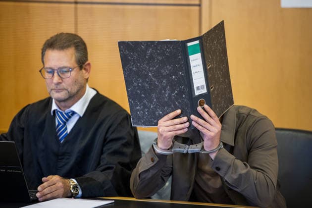 Prozess gegen mutmaßlichen Geldautomatensprenger zwei Taten rund 220.000 Euro Beute Angeklagter aus den Niederlanden Am 22.05.2026 begann vor dem Landgericht Darmstadt der Prozess gegen den 23-jährigen Zakaria B., zuletzt wohnhaft in Utrecht in den Niederlanden. Der Angeklagte soll zwischen Februar und November 2024 gemeinsam mit einem unbekannt gebliebenen Mittäter Geldautomaten in Groß-Umstadt und in Fürth im Odenwald gesprengt haben. Bei den beiden Taten sollen insgesamt rund 220.000 Euro erbeutet worden sein. Zakaria B. soll der niederländischen Geldautomatensprengerszene angehört haben. Zusätzlich soll er zweimal entdeckt worden sein, bevor es zur Sprengung weiterer ausgekundschafteter Geldautomaten kam. Darmstadt