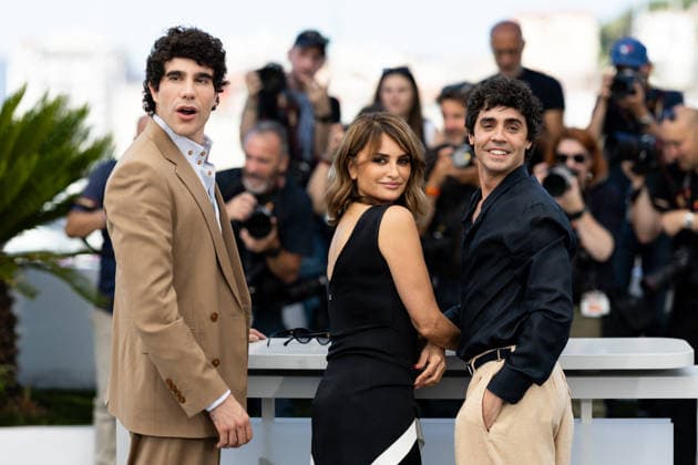 Javier Calvo, Penelope Cruz, Javier Ambrossi Photocall for La Bola Negra at the 79th Cannes International Film Festival May 22nd, 2026 Jacovides Moreau Bestimage Photocall for La Bola Negra at the 79th Cannes International Film Festival May 22nd, 2026 Cannes France  Copyright: xJACOVIDES-MOREAUx xBESTIMAGExJACOVIDES-MOREAUx xBESTIMAGEx