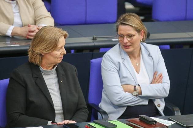 Berlin, Deutschland, 22.05.2026: Deutscher Bundestag: 81. Bundestagssitzung: Bundesministerin für Arbeit und Soziales Bärbel Bas (SPD) und Bundesministerin der Justiz und für Verbraucherschutz Stefanie Hubig (SPD) *** Berlin, Germany, 22 05 2026 German Bundestag 81 Bundestag session Federal Minister of Labor and Social Affairs Bärbel Bas SPD and Federal Minister of Justice and Consumer Protection Stefanie Hubig SPD Copyright: xdtsxNachrichtenagenturx dts_119900