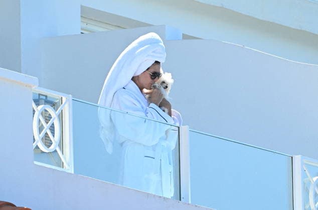 Cannes - Heidi Klum and Her Dog Fritz on The Balcony of The Eden Roc A tender moment between Heidi Klum and her dog Fritz as they wake up on the balcony of the Eden Roc. Cap d Antibes, France, May 22, 2026. Photo by Florian Poitout ABACAPRESS.COM Cap d Antibes Provence-Alpes-Cote d Azur France  Copyright: xPoitoutxFlorian ABACAx